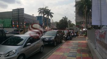 Kurangi mobilitas  Anda, Jika Tidak Ingin Terjebak Macet  â€œHari Kedua Pemberlakuan Penyekatan, Begini Keadaannyaâ€.